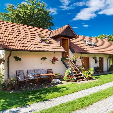 Tradicni Cesky Dum S Loznicemi V Podkrovi Vsejany Exterior photo