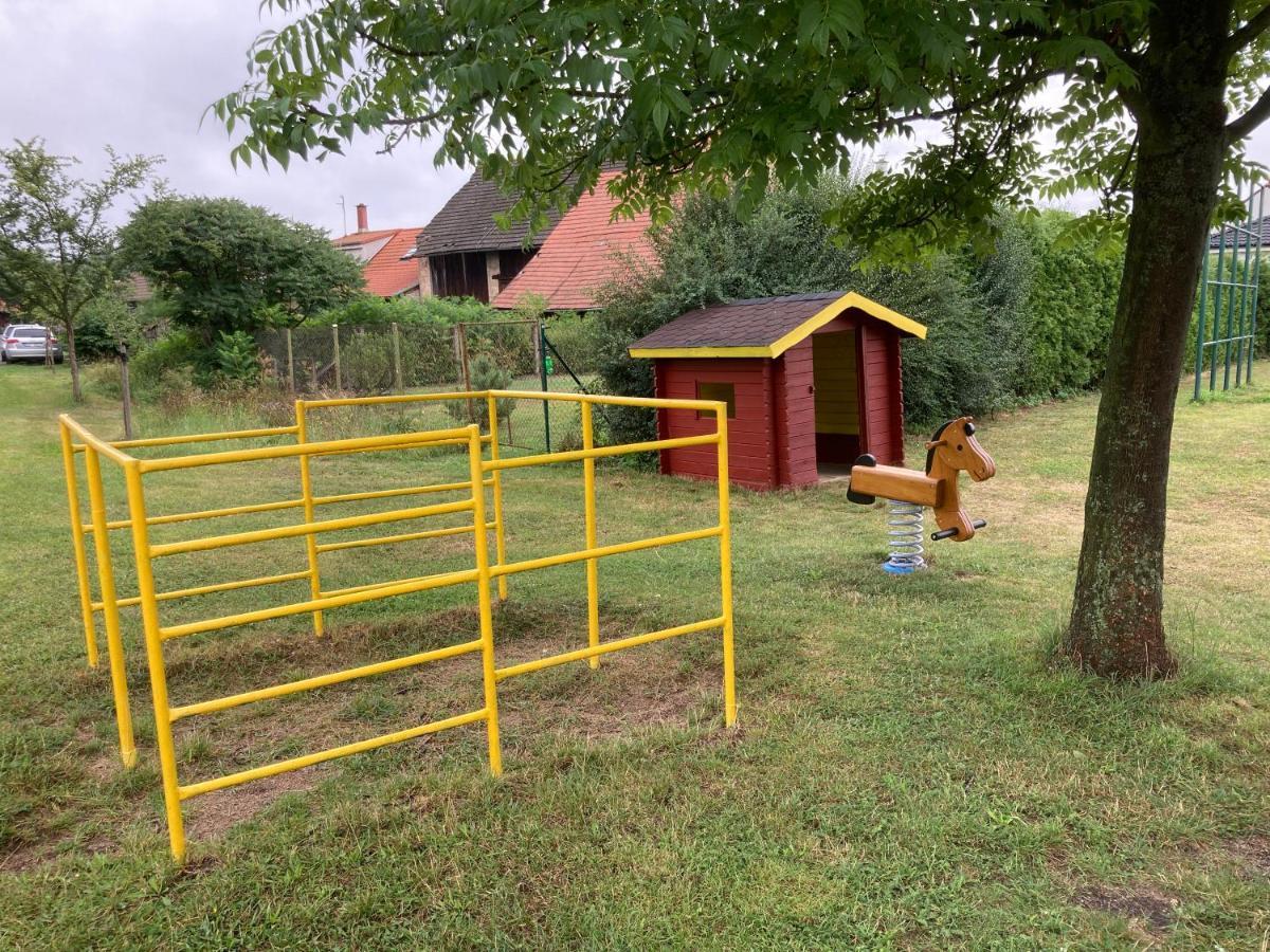Tradicni Cesky Dum S Loznicemi V Podkrovi Vsejany Exterior photo