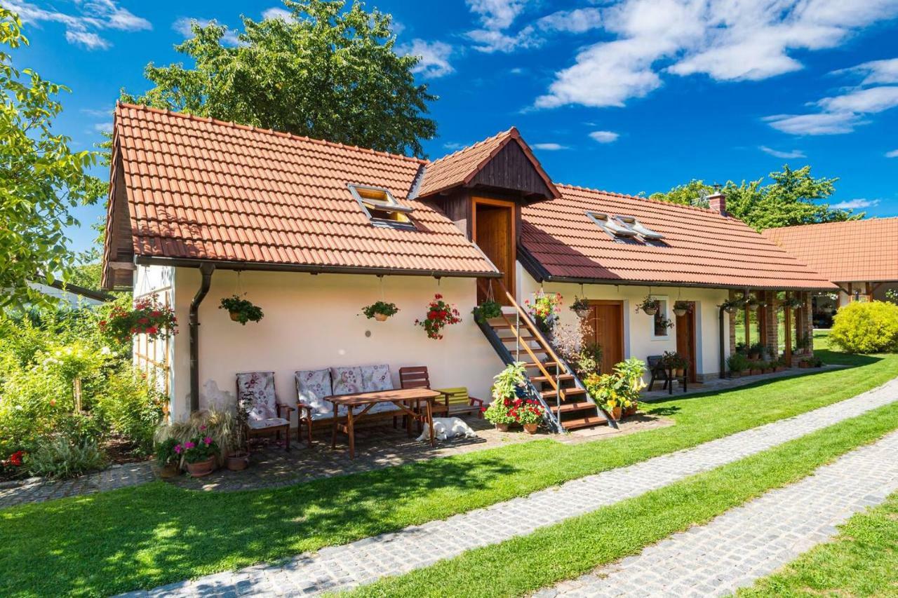 Tradicni Cesky Dum S Loznicemi V Podkrovi Vsejany Exterior photo