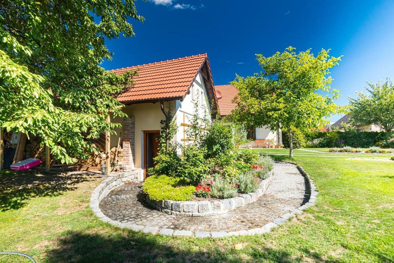 Tradicni Cesky Dum S Loznicemi V Podkrovi Vsejany Exterior photo