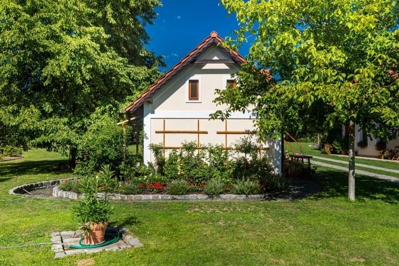 Tradicni Cesky Dum S Loznicemi V Podkrovi Vsejany Exterior photo